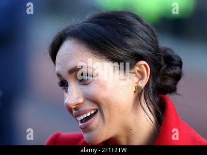 Der britische Prinz Harry, Herzog von Sussex und Meghan, Herzogin von Sussex, grüßen die Menge vor dem Rathaus in Birkenhead, Großbritannien, am 14. Januar 2019. Stockfoto