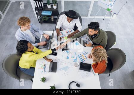 IT-Spezialisten arbeiten an modernen Gadgets im Büro Stockfoto