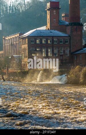 Winteransicht der Masson Mühle und des Flusses Derwent in Matlock Bath ein Bergdorf in der Gegend von Derbyshire Dales The Peak District England Großbritannien Stockfoto