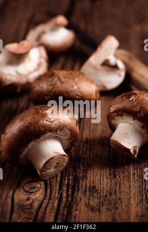 Königlicher Champignon auf Holztisch. Crimini Pilze. Nahaufnahme Stockfoto