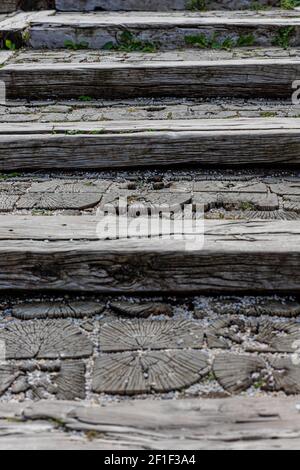 Traditionelle Holztreppen in Mecavnik, Kustendorf in Serbien Stockfoto