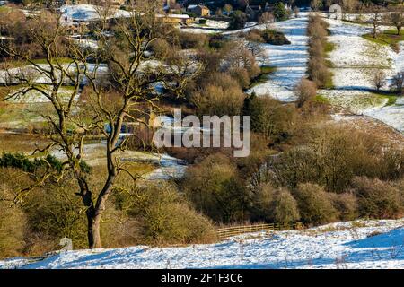 Schneebedeckte Landschaft mit Bäumen bei Starkholmes in der Nähe von Matlock Bath Im Derbyshire Peak District England Stockfoto