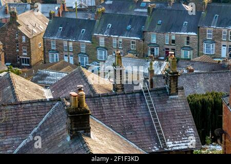 Blick auf Dächer und Kamine in Matlock Bath Ein Dorf in der Derbyshire Dales Gegend des Peak Distrikt England, Großbritannien Stockfoto