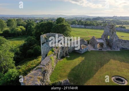 Burgmauern und eine schöne Aussicht auf die Landschaft an einem sonnigen Tag, Pevensey Castle in der Nähe von Eastbourne Stockfoto