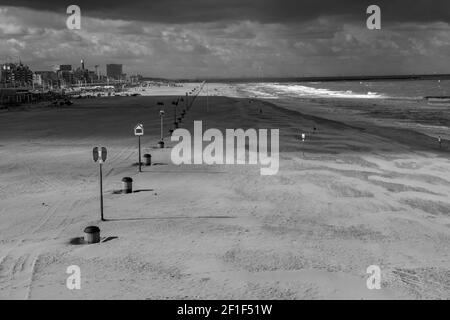 Blick auf den völlig leeren Strand von Scheveningen. Stockfoto