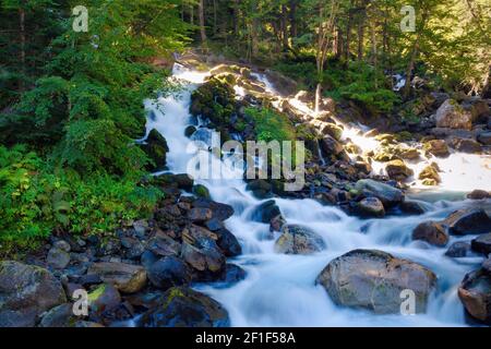 Blick auf den Wasserfall Artiga de Lin im Aran-Tal, Katalonien, Spanien Stockfoto