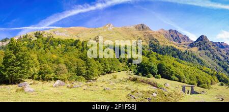 Panoramablick auf die Berge, die das wunderschöne Tal der Artiga de Lin im Aran-Tal umgeben, Katalonien, Spanien Stockfoto