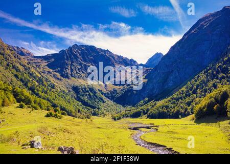 Panoramablick auf die Berge, die das wunderschöne Tal der Artiga de Lin im Aran-Tal umgeben, Katalonien, Spanien Stockfoto