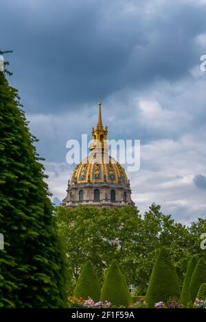 Frankreich. Wolkiger Sommerabend in Paris. Blick auf das Hotel Invalides vom Garten des Rodin Museums Stockfoto