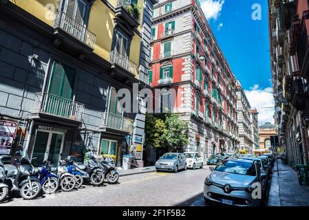 Neapel, Italien - 9. September 2019: Straße der klassischen Gebäude in der Altstadt von Neapel, Italien Stockfoto