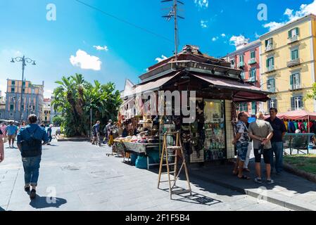 Neapel, Italien - 9. September 2019: Piazza Dante, großer öffentlicher Platz mit Menschen im historischen Zentrum von Neapel, Italien Stockfoto