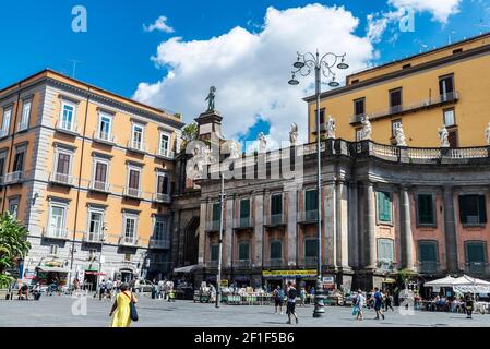 Neapel, Italien - 9. September 2019: Piazza Dante, großer öffentlicher Platz mit Menschen in der Altstadt von Neapel, Italien Stockfoto