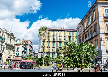 Neapel, Italien - 9. September 2019: Piazza Dante, großer öffentlicher Platz mit Menschen in der Altstadt von Neapel, Italien Stockfoto