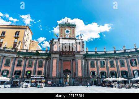 Neapel, Italien - 9. September 2019: Fassade des Convitto Nazionale Vittorio Emanuele II auf der Piazza Dante, großer öffentlicher Platz mit Menschen um Stockfoto