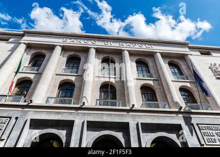 Neapel, Italien - 9. September 2019: Fassade des Hauptquartiers der Banco di Napoli in der Via Toledo, Neapel, Italien Stockfoto