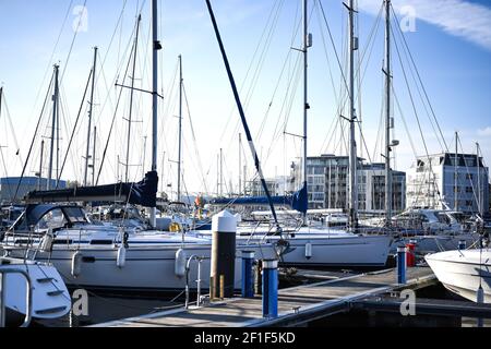 Schöne nautische Hintergrund Foto mit Yachten, Masten und Takelage Stockfoto