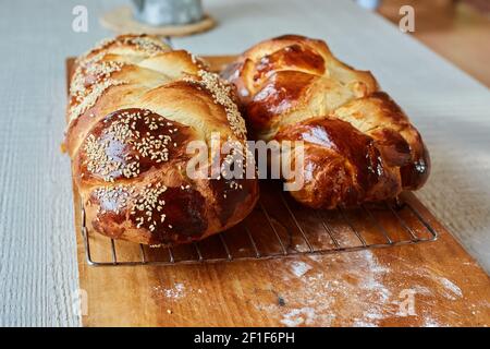Zwei Challah-Brote auf einem Gestell auf einem Schneidebrett, Nahaufnahme Stockfoto