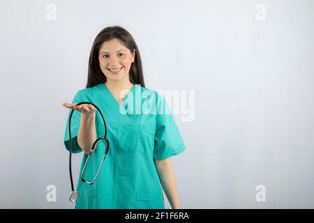 Porträt einer Krankenschwester mit Stethoskop auf weißem Hintergrund Stockfoto