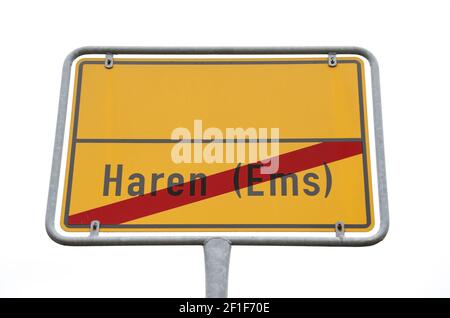 Haren, Deutschland. März 2021, 08th. Blick auf ein Ortsausgangsschild. Haren (Ems) wurde von 1945 bis 1948 von Polen besetzt, obwohl Polen selbst keine Besatzungsmacht in Deutschland war. Haren' wurde drei Jahre lang 'Maczków'. Wie das zustande kam und wie das Leben in dieser polnischen Enklave war, beleuchtet die Ausstellung 'Haren/Maczków 45/48'. Kredit: Friso Gentsch/dpa/Alamy Live Nachrichten Stockfoto