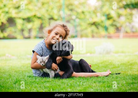 Haustiere geben ihre Liebe zu kleinen Kindern Stockfoto