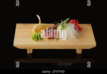 japanische Lebensmittel Sashimi roh geschnittener Fisch, Schalentiere oder Krebstiere auf Holzbrett. Stockfoto