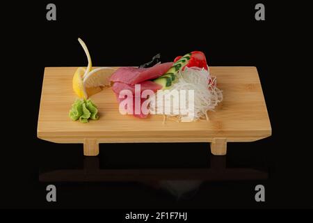 japanische Lebensmittel Sashimi roh geschnittener Fisch, Schalentiere oder Krebstiere auf Holzbrett. Stockfoto