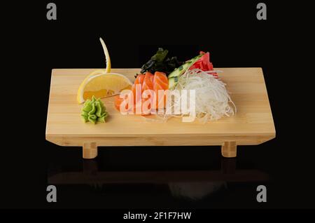 japanische Lebensmittel Sashimi roh geschnittener Fisch, Schalentiere oder Krebstiere auf Holzbrett. Stockfoto