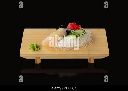 japanische Lebensmittel Sashimi roh geschnittener Fisch, Schalentiere oder Krebstiere auf Holzbrett. Stockfoto