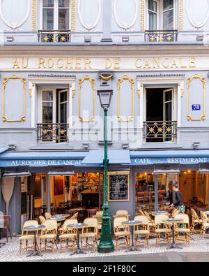 Tische im Au Rocher de Cancale (b 1846) - ein traditionelles Café/Restaurant in der Rue Montorgueil im Pariser Arrondissement 2nd Stockfoto