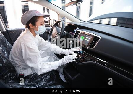 (210308) -- GUANGZHOU, 8. März 2021 (Xinhua) -- Lin Liyi arbeitet in einer Werkstatt der Guangzhou Automobile Group Co., Ltd. (GAC Group) in Guangzhou, südchinesische Provinz Guangdong, 4. März 2021. In 10 Jahren hat sich Lin Liyi von einer gewöhnlichen Montagearbeiterin zur ersten weiblichen Allround-Meisterin im Wettbewerb um die Montagefertigkeiten von Honda im globalen Endmontagebereich entwickelt. Der 8. März ist der Internationale Frauentag, ein globaler Tag, an dem die sozialen, wirtschaftlichen, kulturellen und politischen Errungenschaften der Frauen gefeiert werden. Frauen in allen Lebensbereichen spielen eine immer wichtigere Rolle Stockfoto