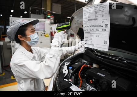 (210308) -- GUANGZHOU, 8. März 2021 (Xinhua) -- Lin Liyi arbeitet in einer Werkstatt der Guangzhou Automobile Group Co., Ltd. (GAC Group) in Guangzhou, südchinesische Provinz Guangdong, 4. März 2021. In 10 Jahren hat sich Lin Liyi von einer gewöhnlichen Montagearbeiterin zur ersten weiblichen Allround-Meisterin im Wettbewerb um die Montagefertigkeiten von Honda im globalen Endmontagebereich entwickelt. Der 8. März ist der Internationale Frauentag, ein globaler Tag, an dem die sozialen, wirtschaftlichen, kulturellen und politischen Errungenschaften der Frauen gefeiert werden. Frauen in allen Lebensbereichen spielen eine immer wichtigere Rolle Stockfoto