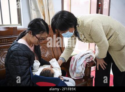 (210308) -- GUANGZHOU, 8. März 2021 (Xinhua) -- Guan Yanping (R) macht einen Familienbesuch im Dorf Sanban im Bezirk Jinwan der Stadt Zhuhai, südchinesische Provinz Guangdong, 3. März 2021. Im Jahr 2017 verließ Guan Yanping Zhuhai aus der südchinesischen Provinz Guangdong, um als Hilfe-Arzt in Nujiang in der südwestlichen Provinz Yunnan zu arbeiten. In den letzten Jahren ist sie über 500 Mal auf den steilen, schmalen Bergpfaden getreckt, um die Dorfbewohner zu behandeln. Der 8. März ist der Internationale Frauentag, ein globaler Tag, an dem die sozialen, wirtschaftlichen, kulturellen und politischen Errungenschaften von Wom gefeiert werden Stockfoto