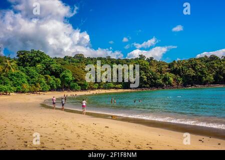 Tropischer Strand im Manuel Antonio Nationalpark mit Touristen in Costa Rica Stockfoto