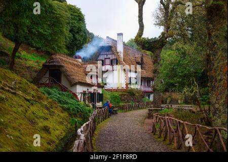 Historisches Haus mit Strohdach im Queimadas Forest Park, Madeira, Portugal Stockfoto