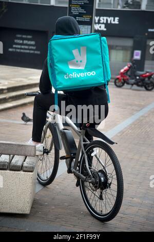 London, Hackney, Großbritannien. Deliveroo Radfahrer warten auf Lieferung abholen Stockfoto