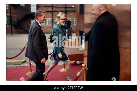 Prominente Gäste kommen für die Aufnahme der zweiten Serie von Hells...Tom Sutcliff, unabhängiger Journalist mit seiner Frau pic David Sandison 17/4/2005 Stockfoto