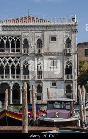 Fassade des Ca D'Oro Palast am Canal Grande in Venedig, Italien Stockfoto