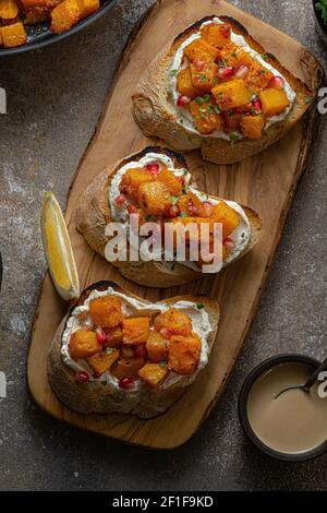 Bruschetta mit gebratenem Kürbis und Ziegenkäse. Stockfoto