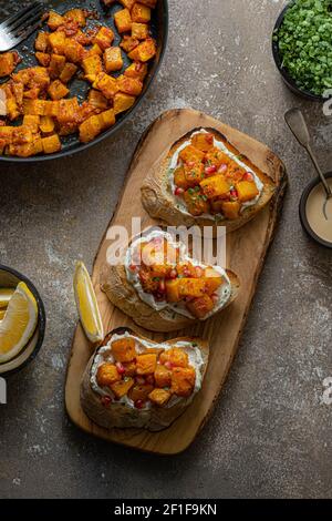 Bruschetta mit gebratenem Kürbis und Ziegenkäse. Stockfoto