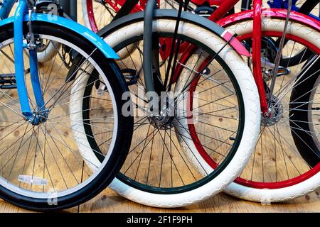 Reihen von neuen modernen Fahrrädern, Fahrradladen. Ein umweltfreundliches Verkehrsmittel in der Stadt bei warmem Wetter. Stockfoto