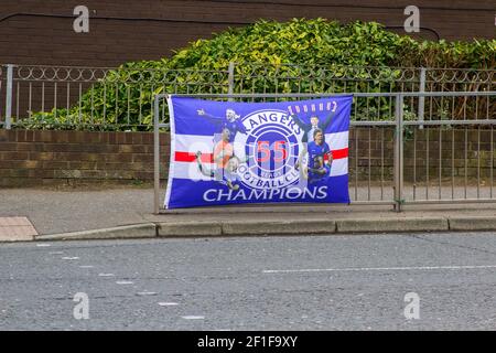 Newtownards, Großbritannien. 8. März 2021 EIN Siegesbanner an einer Straßenverkehrssicherheitsbarriere in George Street Newtownards gebunden feiert Glasgow Rangers berühmten Sieg der Scottish Premier League am 7. März 2021. Kredit: MHarp/Alamy Live Nachrichten Stockfoto