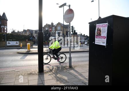 Eine Frau radelt an einem verschwundenen Plakat entlang der Poynders Road A205, an der Kreuzung mit Cavendish Road in Clapham, Süd-London, vorbei, nachdem eine neue Videoüberwachung der vermissten Frau Sarah Everard, 33, entdeckt wurde. Sarah verließ das Haus eines Freundes in Clapham, Süd-London, am Mittwochabend um etwa 9pm Uhr und begann zu Fuß nach Brixton. Bilddatum: Montag, 8. März 2021. Stockfoto