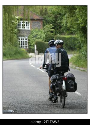 Jane Tomlinson Reiten von Rom nach Leeds, um Geld für ihre Wohltätigkeitskampagne zu sammeln. Mit ihr ist Luke Goward ihr Bruder auf der Straße zwischen Marlow und Watlington.pic David Sandison 3/6/2004 Stockfoto