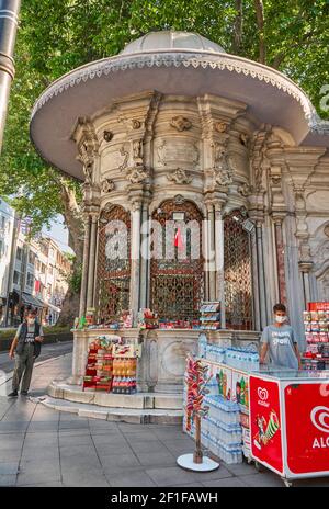 Wunderschöne Architektur eines alten Gebäudes in der Türkei, das in einen Supermarkt umgewandelt wurde. Türkei, Istanbul - 21.07.2020 Stockfoto