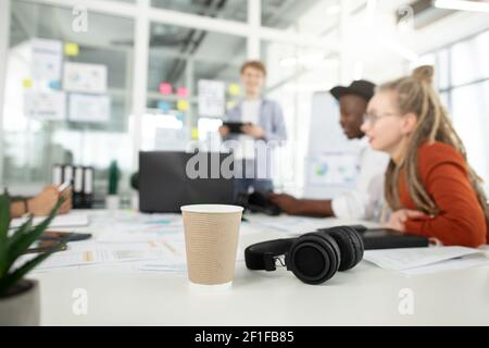 Diverse IT-Spezialisten mit modernen Gadgets während des Meetings Stockfoto