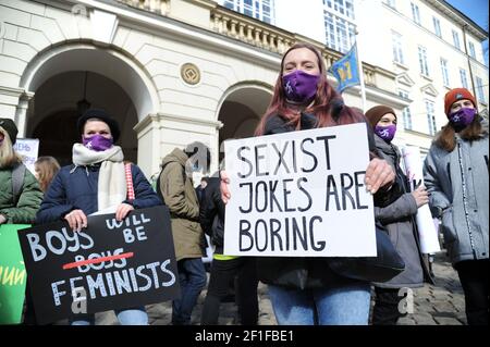 8. märz 2021. Lviv, Ukraine. Protest für Frauenrechte und für bessere Bedingungen für Pflegekräfte bei einer von verschiedenen feministischen Gruppen koordinierten Demonstration in der Innenstadt von Lviv und in der Nähe des Ratusha-Rats (Lviv) am Internationalen Frauentag. Stockfoto