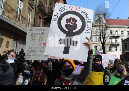 8. märz 2021. Lviv, Ukraine. Protest für Frauenrechte und für bessere Bedingungen für Pflegekräfte bei einer von verschiedenen feministischen Gruppen koordinierten Demonstration in der Innenstadt von Lviv und in der Nähe des Ratusha-Rats (Lviv) am Internationalen Frauentag. Stockfoto