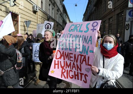 8. märz 2021. Lviv, Ukraine. Protest für Frauenrechte und für bessere Bedingungen für Pflegekräfte bei einer von verschiedenen feministischen Gruppen koordinierten Demonstration in der Innenstadt von Lviv und in der Nähe des Ratusha-Rats (Lviv) am Internationalen Frauentag. Stockfoto