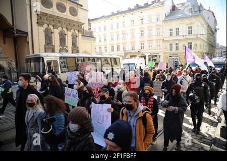 8. märz 2021. Lviv, Ukraine. Protest für Frauenrechte und für bessere Bedingungen für Pflegekräfte bei einer von verschiedenen feministischen Gruppen koordinierten Demonstration in der Innenstadt von Lviv und in der Nähe des Ratusha-Rats (Lviv) am Internationalen Frauentag. Stockfoto