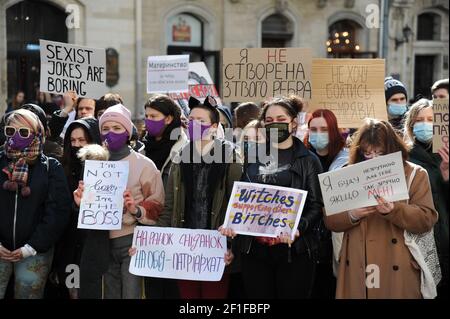 8. märz 2021. Lviv, Ukraine. Protest für Frauenrechte und für bessere Bedingungen für Pflegekräfte bei einer von verschiedenen feministischen Gruppen koordinierten Demonstration in der Innenstadt von Lviv und in der Nähe des Ratusha-Rats (Lviv) am Internationalen Frauentag. Stockfoto